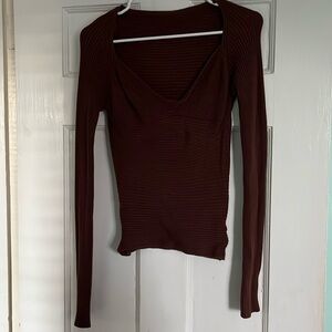 Brown tight fit long sleeve sweater. Never worn. Size M